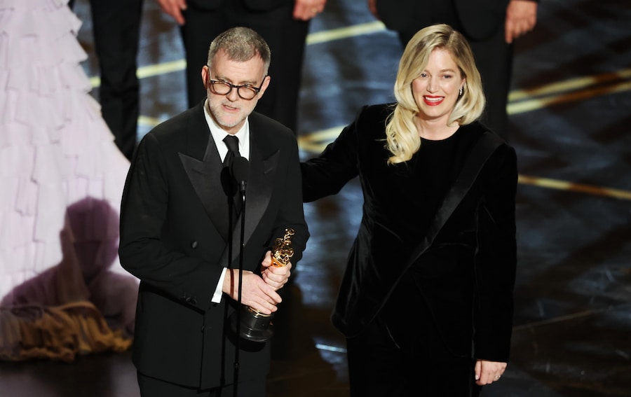 Paul Thomas Anderson (a sinistra) e la produttrice Sara Murphy ritirano il premio per il Miglior film per "One Battle After Another" insieme al cast e alla troupe sul palco durante la 98ª cerimonia annuale degli Oscar al Dolby Theatre di Los Angeles, California, USA, il 15 marzo 2026. (EPA)