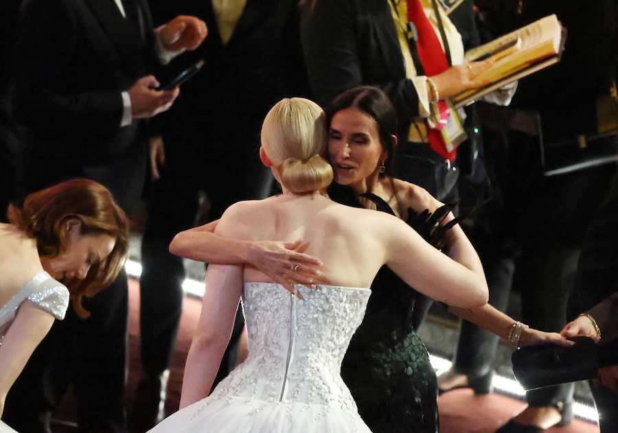 Elle Fanning (al centro) e Demi Moore (a destra) si abbracciano accanto a Emma Stone prima della 98ª cerimonia annuale degli Oscar al Dolby Theatre di Los Angeles, California, USA, il 15 marzo 2026. (EPA)
