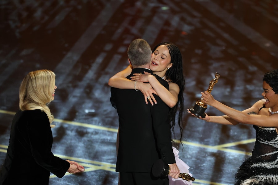 Paul Thomas Anderson (al centro a sinistra) e Chase Infiniti (al centro a destra) si abbracciano mentre la produttrice Sara Murphy (a sinistra) e Teyana Taylor festeggiano dopo aver vinto l'Oscar al miglior film per "One Battle After Another" durante la 98ª cerimonia annuale degli Academy Awards al Dolby Theatre di Los Angeles, California, USA, il 15 marzo 2026. (EPA)