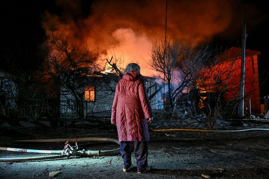 Un residente si trova sul luogo in cui alcuni edifici sono stati colpiti da un attacco con droni russi, nel contesto dell'offensiva russa contro l'Ucraina, a Zaporizhzhia, Ucraina, il 16 marzo 2026. REUTERS/Stringer (REUTERS)