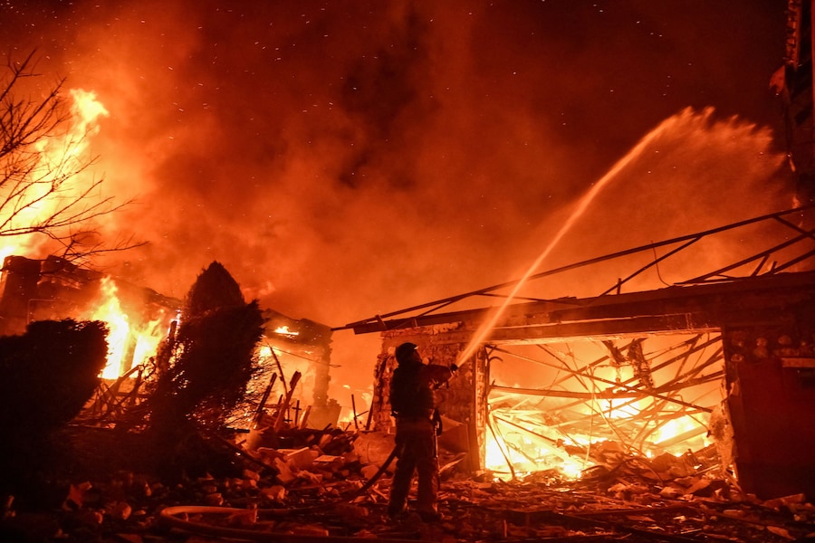 Un vigile del fuoco interviene sul luogo in cui alcuni edifici sono stati colpiti da un attacco con droni russi, nel contesto dell'offensiva russa contro l'Ucraina, a Zaporizhzhia, Ucraina, il 16 marzo 2026. REUTERS/Stringer (REUTERS)