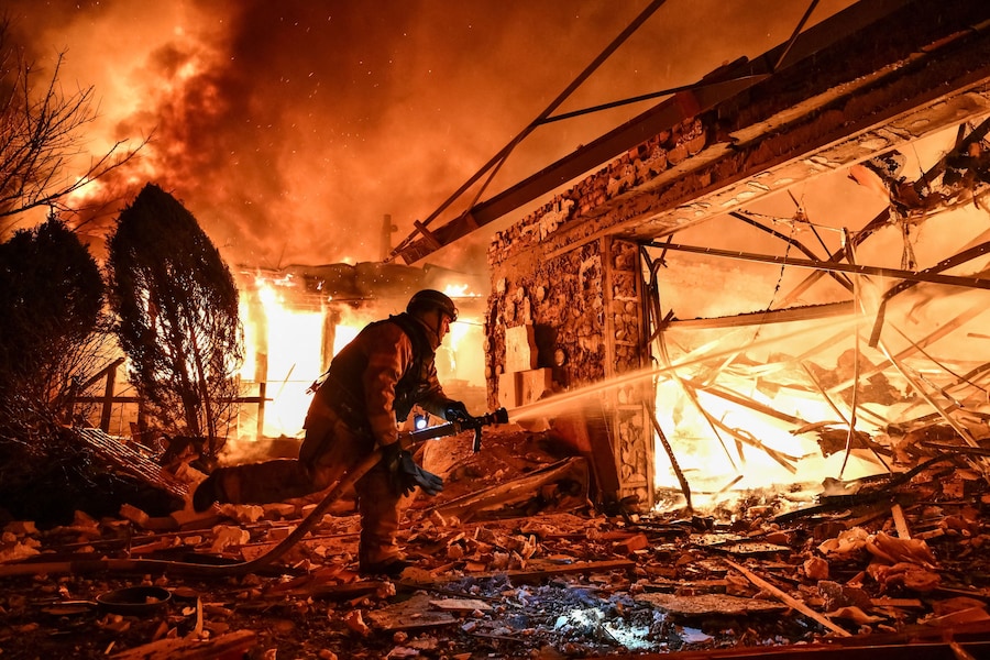 Un vigile del fuoco interviene sul luogo in cui alcuni edifici sono stati colpiti da un attacco con droni russi, nel contesto dell'offensiva russa contro l'Ucraina, a Zaporizhzhia, Ucraina, il 16 marzo 2026. REUTERS/Stringer (REUTERS)