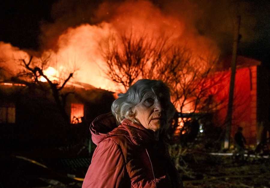 Un residente si trova sul luogo degli edifici colpiti da un attacco con droni russi, nel contesto dell'offensiva russa contro l'Ucraina, a Zaporizhzhia, Ucraina, il 16 marzo 2026. REUTERS/Stringer (REUTERS)