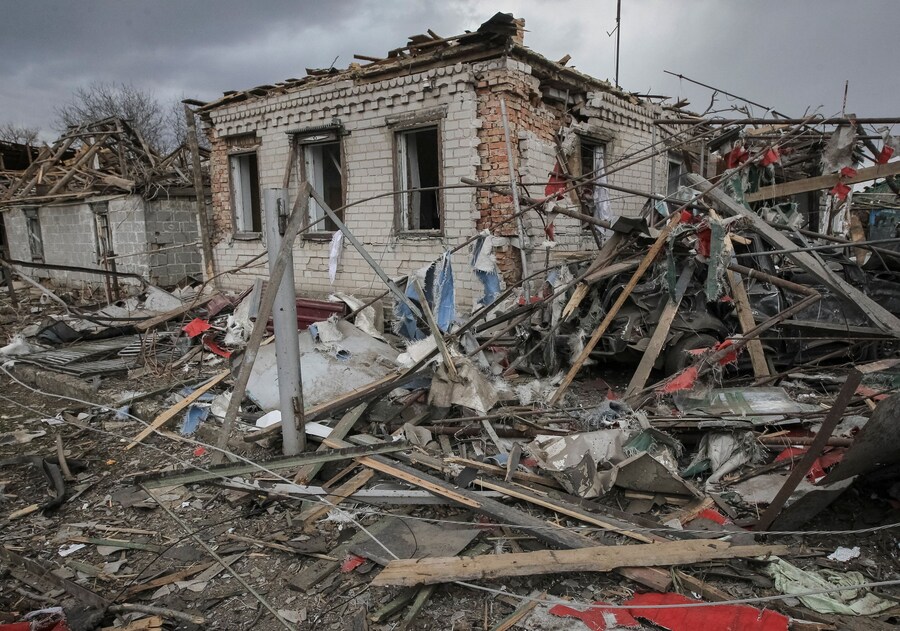 Il luogo colpito dal missile russo, nel corso dell'attacco sferrato dalla Russia contro l'Ucraina, nel villaggio di Zaitseve, nella regione di Dnipropetrovsk, Ucraina, 16 marzo 2026. REUTERS/Stringer (REUTERS)