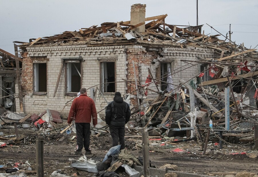 Alcuni residenti si trovano sul luogo colpito dal missile russo, nel contesto dell'attacco sferrato dalla Russia contro l'Ucraina, nel villaggio di Zaitseve, nella regione di Dnipropetrovsk, Ucraina, il 16 marzo 2026. REUTERS/Stringer (REUTERS)