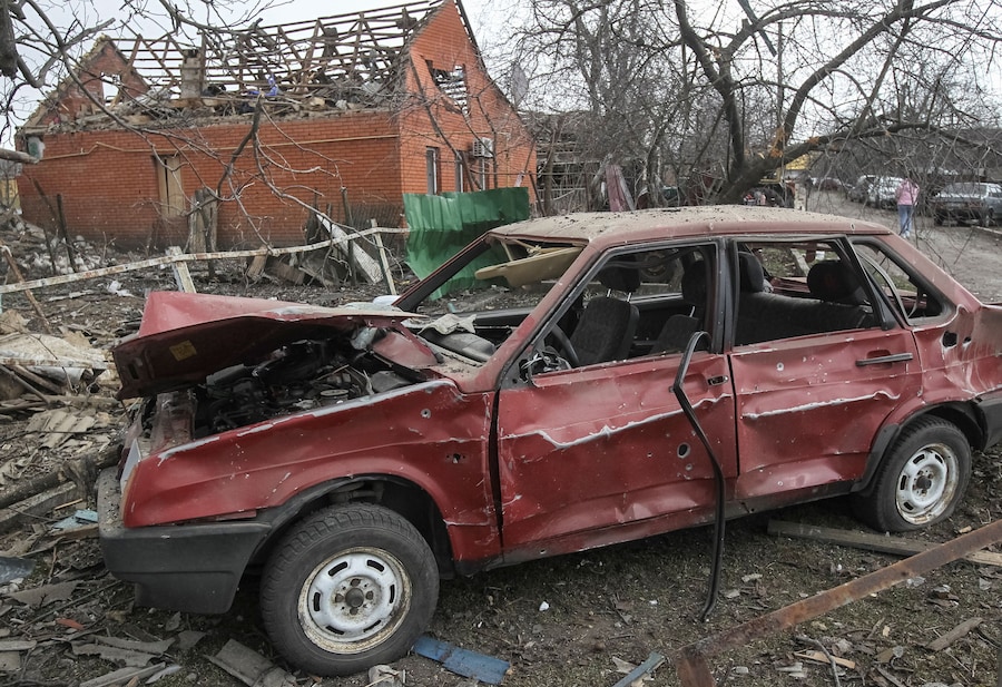 Il luogo colpito dal missile russo, nel corso dell'attacco sferrato dalla Russia contro l'Ucraina, nel villaggio di Zaitseve, nella regione di Dnipropetrovsk, Ucraina, 16 marzo 2026. REUTERS/Stringer (REUTERS)