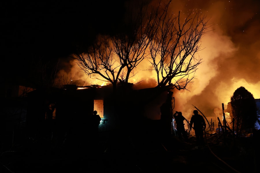 I vigili del fuoco cercano di spegnere un incendio divampato in un'abitazione privata a seguito di un attacco con droni russi a Zaporizhzhia, in Ucraina, lunedì 16 marzo 2026. (AP Photo/Kateryna Klochko) (APN)