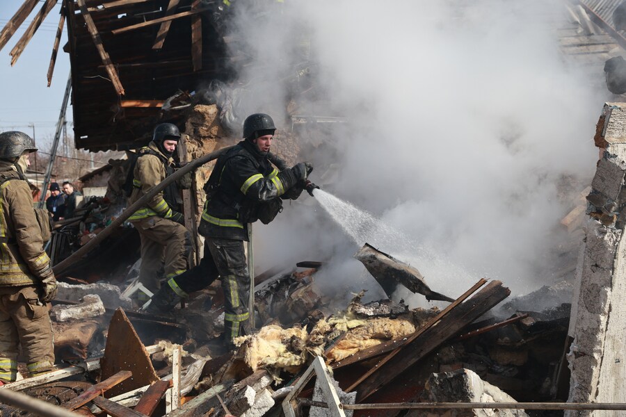 I vigili del fuoco spengono l'incendio divampato in un'abitazione privata a seguito di un attacco con droni russi a Zaporizhzhia, in Ucraina. (Foto AP/Kateryna Klochko) (APN)