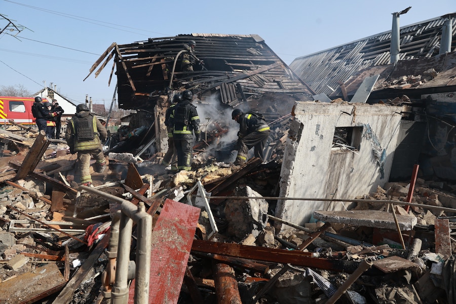 I vigili del fuoco hanno domato un incendio divampato in un'abitazione privata a seguito di un attacco con droni russi a Zaporizhzhia, in Ucraina, lunedì 16 marzo 2026. (Foto AP/Kateryna Klochko) (APN)