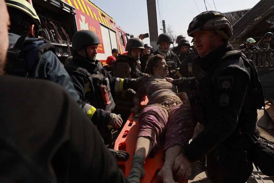 I paramedici trasportano una donna ferita dopo un attacco con droni russi a Zaporizhzhia, in Ucraina, lunedì 16 marzo 2026. (Foto AP/Kateryna Klochko) (APN)