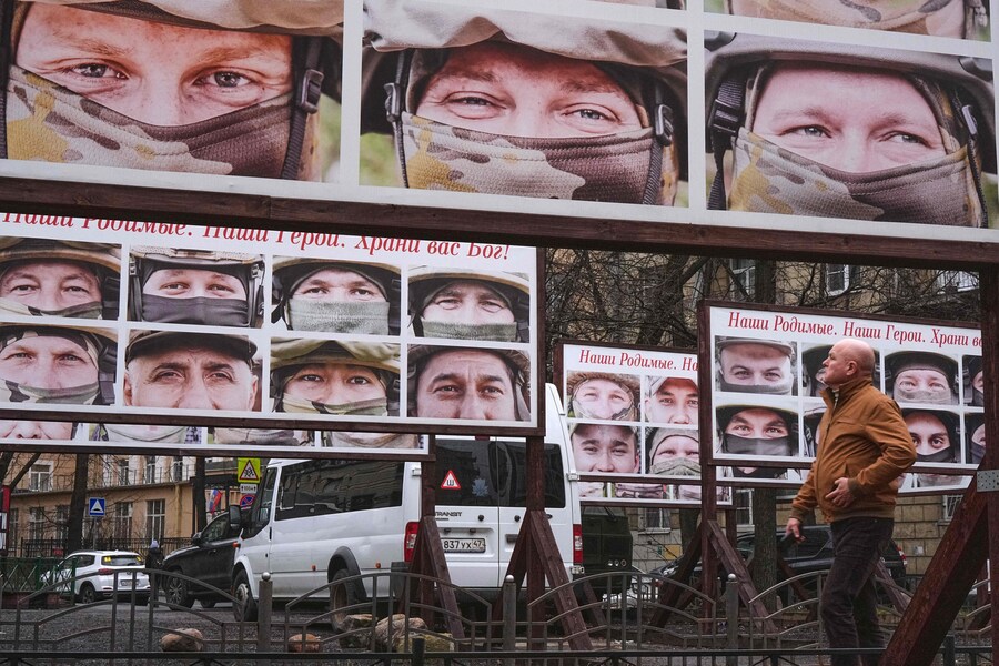 Un uomo passa davanti ai ritratti di soldati russi, partecipanti alla campagna militare russa in Ucraina, in occasione di una mostra all’aperto a San Pietroburgo, in Russia, lunedì 16 marzo 2026. (AP Photo/Dmitri Lovetsky) (APN)