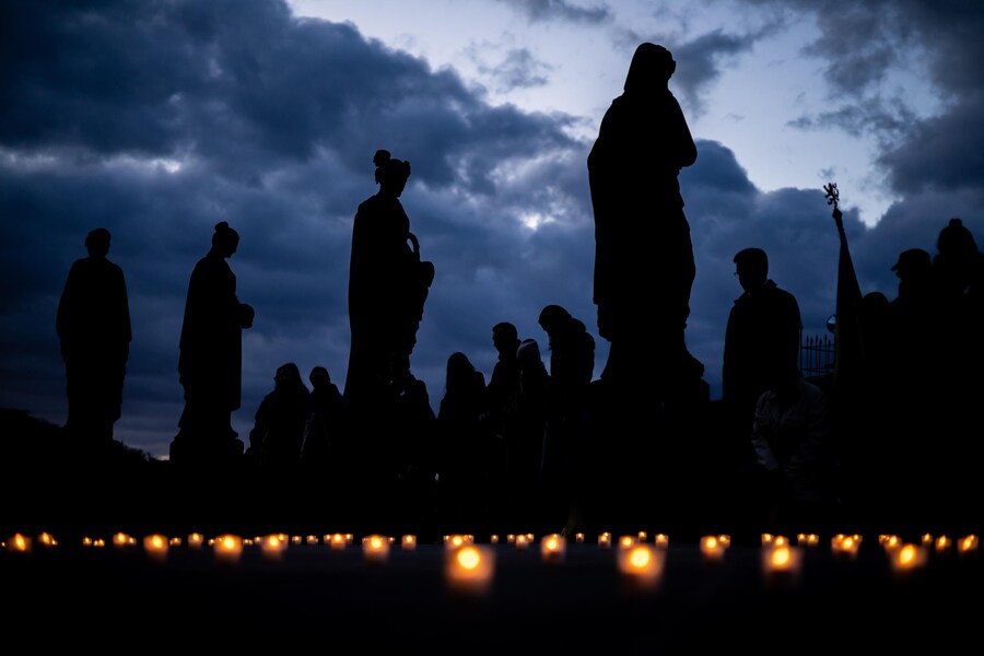 La gente rende omaggio durante una manifestazione commemorativa nel quarto anniversario del bombardamento del Teatro Drammatico di Mariupol, sulla terrazza del Teatro Nazionale di Praga, Repubblica Ceca, il 16 marzo 2026. Il Teatro di Mariupol, che fungeva da rifugio per civili, è stato bombardato il 16 marzo 2022 dalle forze russe nonostante l'avvertimento a grandi lettere «BAMBINI» dipinto all'esterno. Nella commemorazione odierna, questo simbolo è stato ricreato con candele accese, a solenne ricordo delle vite perse durante l'assedio della città portuale ucraina. EPA/MARTIN DIVISEK (EPA)