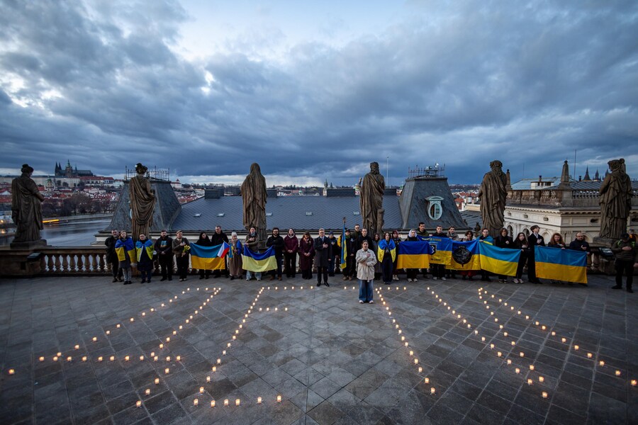 La gente rende omaggio durante una manifestazione commemorativa nel quarto anniversario del bombardamento del Teatro Drammatico di Mariupol, sulla terrazza del tetto del Teatro Nazionale di Praga, Repubblica Ceca, il 16 marzo 2026. Il Teatro di Mariupol, che fungeva da rifugio per i civili, è stato bombardato il 16 marzo 2022 dalle forze russe nonostante l'avvertimento a grandi lettere "BAMBINI" dipinto all'esterno. Nella commemorazione odierna, questo simbolo è stato ricreato con candele accese, a solenne ricordo delle vite perse durante l'assedio della città portuale ucraina. EPA/MARTIN DIVISEK (EPA)