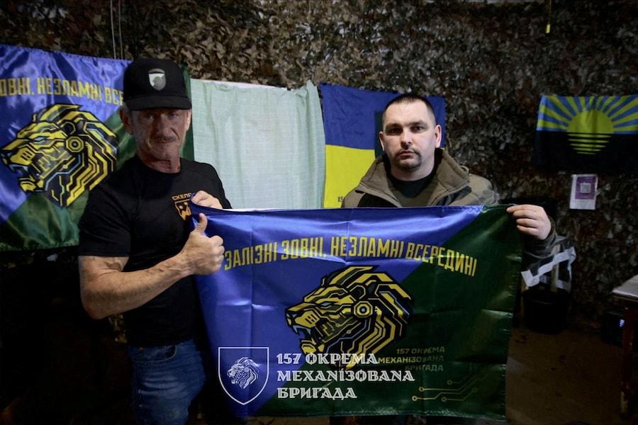 L'attore Sean Penn incontra i militari della 157ª Brigata Meccanizzata Autonoma delle Forze Armate ucraine, nei pressi di una linea del fronte nella regione di Donetsk, il 18 marzo 2026. (via REUTERS)