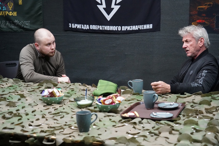 L'attore Sean Penn incontra un militare della 3ª Brigata Operativa "Spartan" della Guardia Nazionale, nei pressi di una linea del fronte nella regione di Donetsk, il 18 marzo 2026. (via REUTERS)