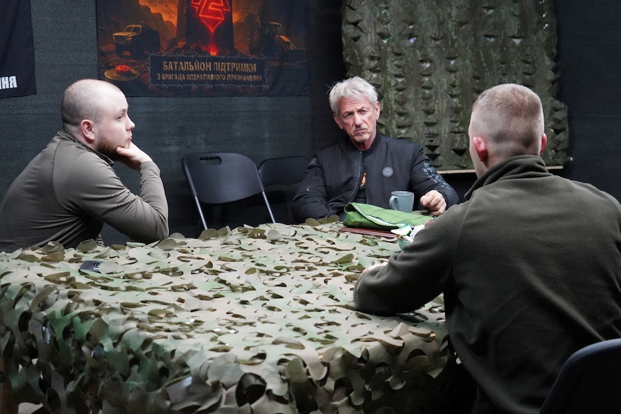 L’attore Sean Penn incontra un militare della 3ª Brigata Operativa “Spartan” della Guardia Nazionale, nei pressi di una linea del fronte nella regione di Donetsk, il 18 marzo 2026. (via REUTERS)