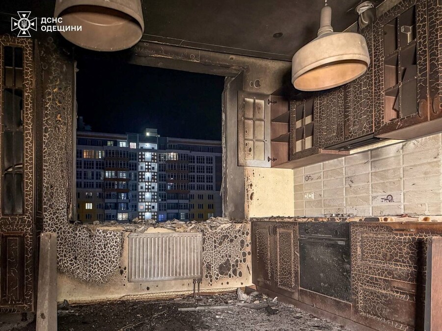 L'interno di una stanza danneggiata nel condominio colpito da un attacco di droni russi a Odessa, Ucraina. (via REUTERS)