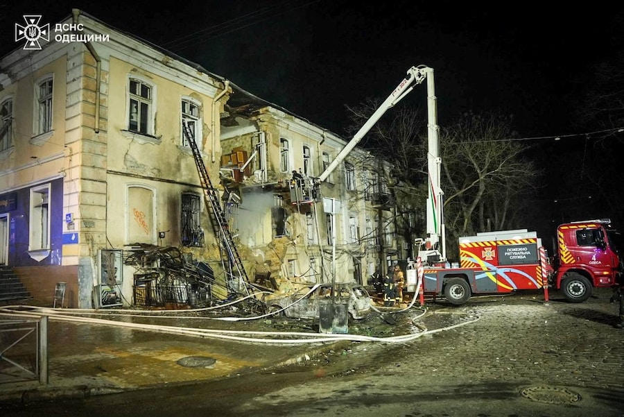 Un condominio a Odessa colpito da un attacco con droni russi. Ucraina. (via REUTERS)