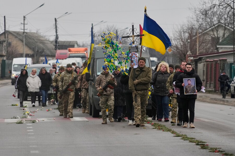 Il corteo funebre in onore del soldato volontario ventenne Dmytro Dukhota, caduto in battaglia contro le truppe russe, percorre la strada di Novi Petrivtsi, nei pressi della capitale Kiev, in Ucraina. (APN)