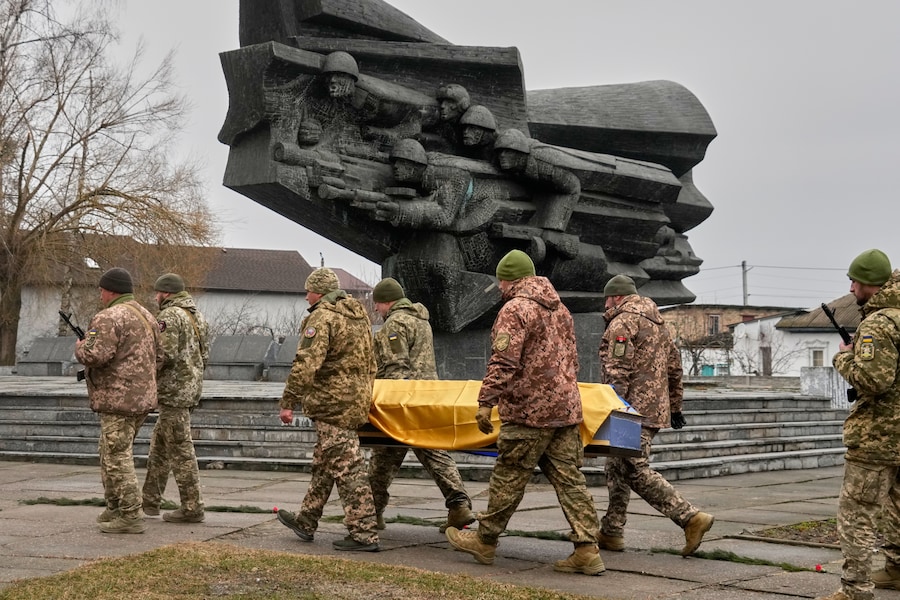 I militari trasportano la bara del soldato volontario ventenne Dmytro Dukhota, caduto in battaglia contro le truppe russe, davanti al monumento dedicato alla Seconda guerra mondiale. (AP Photo/Efrem Lukatsky) (APN)