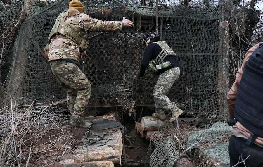 Una foto fornita dall'ufficio stampa della 65ª Brigata Meccanizzata Distaccata delle Forze Armate ucraine mostra i militari della brigata mentre si preparano a sparare con un obice semovente M-109 A5, in una località non specificata nella regione di Zaporizhzhia, nell'Ucraina sud-orientale. (EPA)