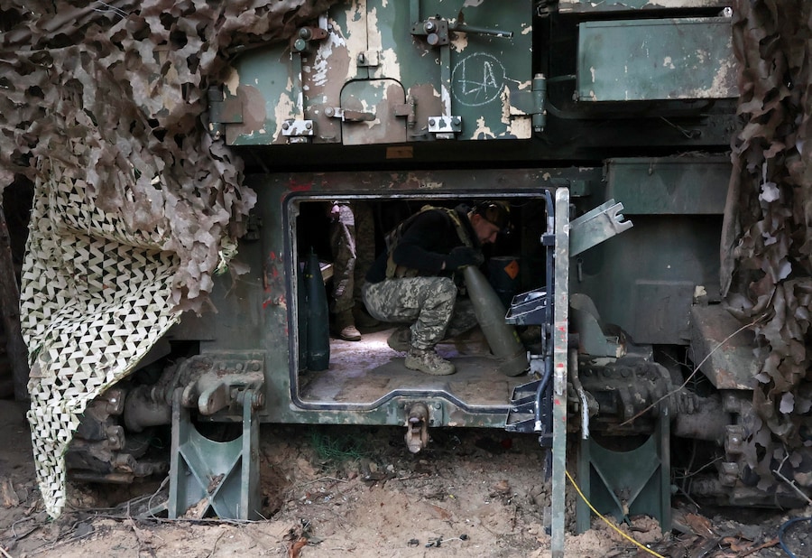 Una foto fornita dall'ufficio stampa della 65ª Brigata Meccanizzata Distaccata delle Forze Armate ucraine mostra i militari della brigata mentre si preparano a sparare con un obice semovente M-109 A5, in una località non specificata nella regione di Zaporizhzhia, nell'Ucraina sud-orientale, il 18 marzo 2026. (EPA)