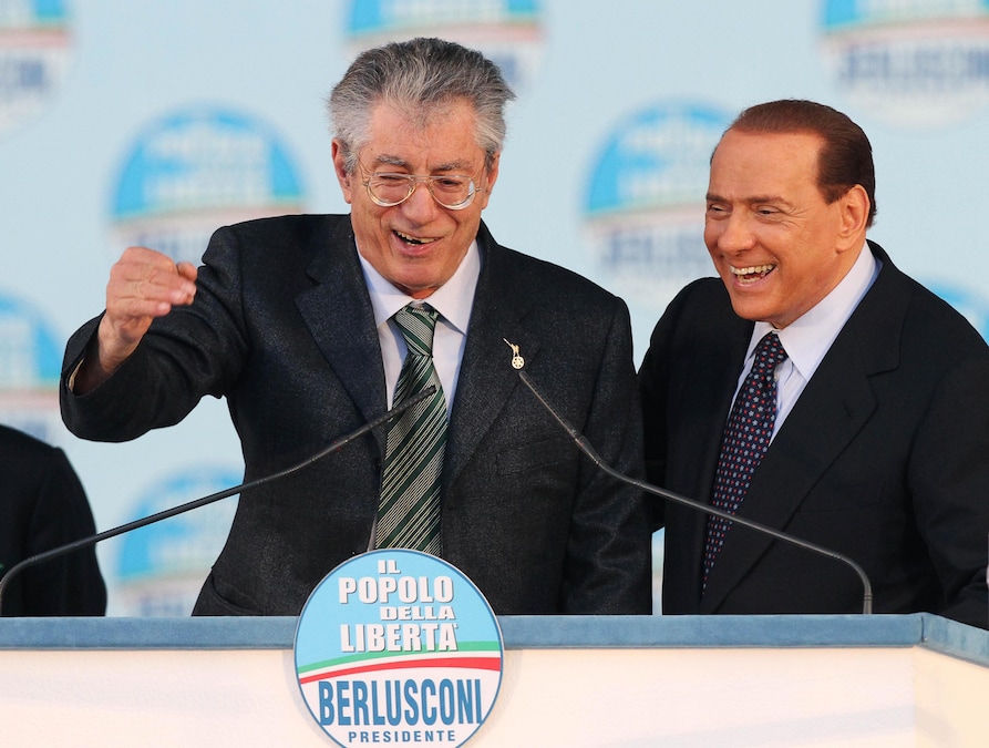 Il presidente del Consiglio Silvio Berlusconi (D) con il leader della Lega Nord, Umberto Bossi, sul palco di piazza San Giovanni questo pomeriggio 20 marzo 2010 a Roma. (ANSA)