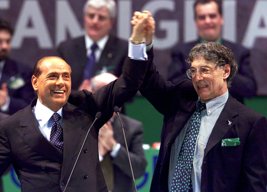 Silvio Berlusconi e Umberto Bossi salutano i simpatizzanti della Lega al Forum di Assago per la giornata conclusiva del congresso il 3 marzo 2002. (ANSA)