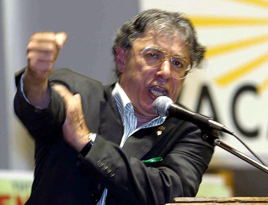Il leader della Lega Umberto Bossi fa il gesto dell'ombrello durante il suo intervento alla festa del Carroccio a Ponte di Legno il 16 agosto 2002. (A)