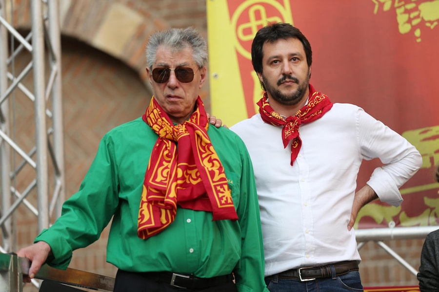 Umberto Bossi e Matteo Salvini durante la manifestazione di solidarietà per gli indipendentisti arrestati a Verona, in una immagine del 06 aprile 2014. (Ansa)