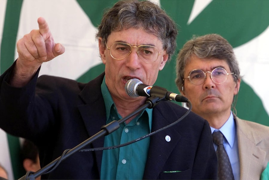 L'intervento del segretario della Lega e neoministro per le Riforme Istituzionali, Umberto Bossi, a Pontida per il tradizionale incontro leghista, a destra il ministro della Giustizia, Roberto Castelli, in una foto del 17 giugno 2001. Dopo aver vinto le elezioni politiche a maggio con la Casa delle liberta', l'11 giugno Berlusconi aveva formato il suo secondo Governo, di cui fanno parte Bossi, Maroni e Castelli. (ANSA)