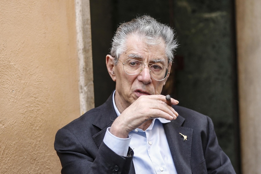 Umberto Bossi fuori Montecitorio, Roma, 9 maggio 2018. (ANSA)