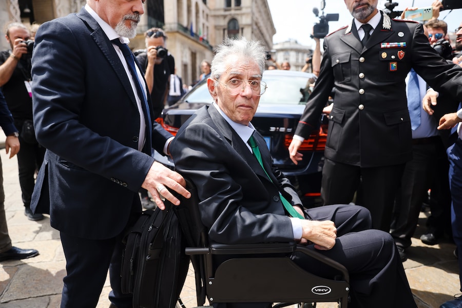 Umberto Bossi ai funerali di Stato di Silvio Berlusconi nel Duomo di Milano. 14 giugno 2023. (LaPresse)