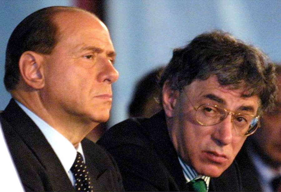 Silvio Berlusconi (s) e Umberto Bossi insieme al tavolo della conferenza programmatica di AN. (ANSA)