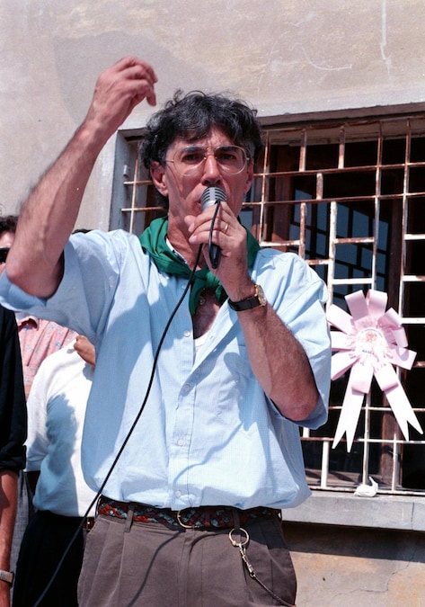 Il comizio di Umberto Bossi il 15 settembre 1996 durante la tre giorni leghista a Castelmassa. Alle sue spalle la coccarda rosa della neonata "Repubblica Padania". (ANSA)
