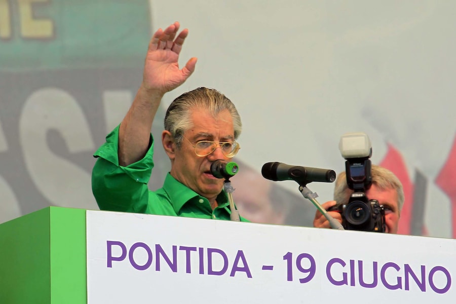 Umberto Bossi durante il suo intervento dal palco di Pontida, Bergamo, 19 giugno 2011. (ANSA)