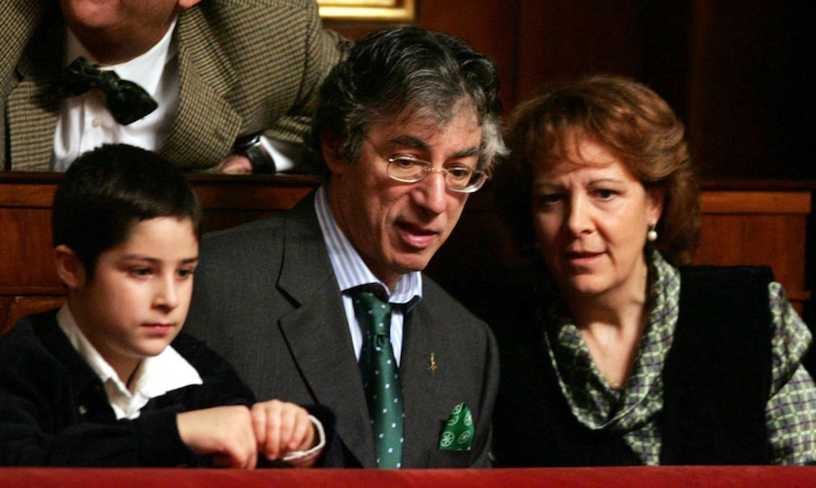 Il leader della Lega Umberto Bossi, con la moglie e il figlio nella tribuna del pubblico del Senato nel 2006. (ANSA)