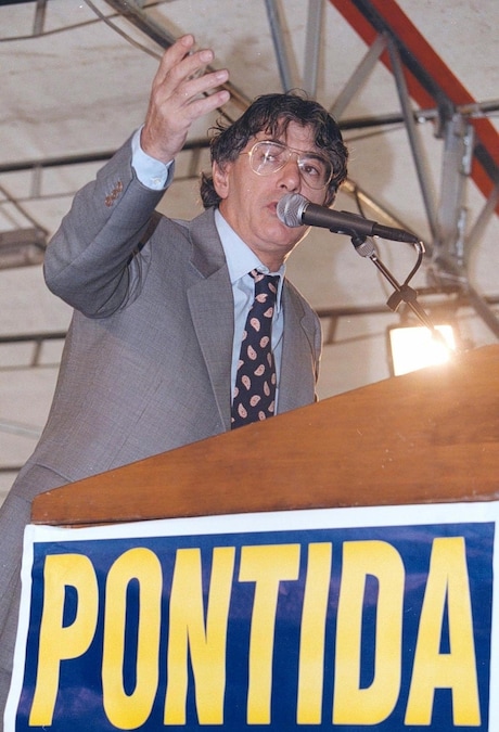 L'intervento di Umberto Bossi al raduno di Pontida, in una foto del 26 novembre 1995. (Ansa)