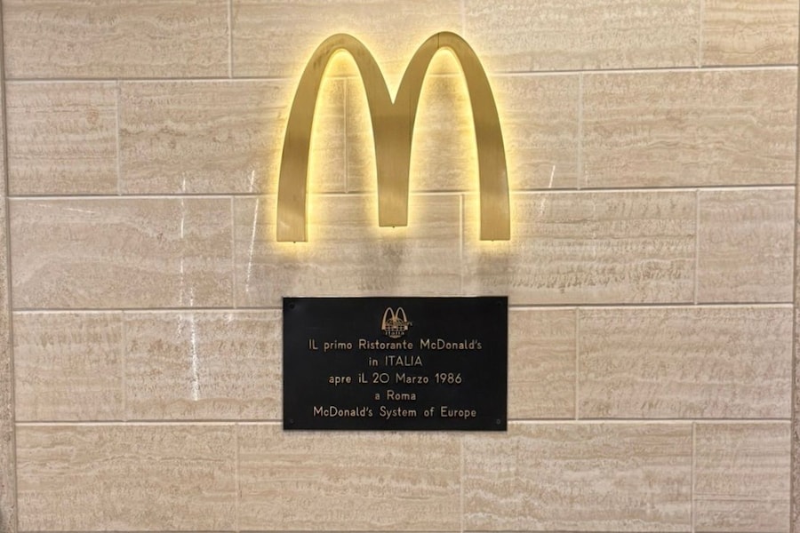 La targa del primo McDonald’s d’Italia a Roma