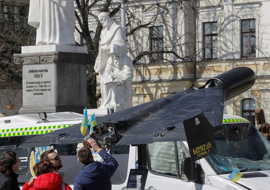 I resti di un drone da ricognizione russo «Geran-2», parte dell'equipaggiamento militare russo distrutto esposto a Kiev, in Ucraina, il 20 marzo 2026. (EPA)