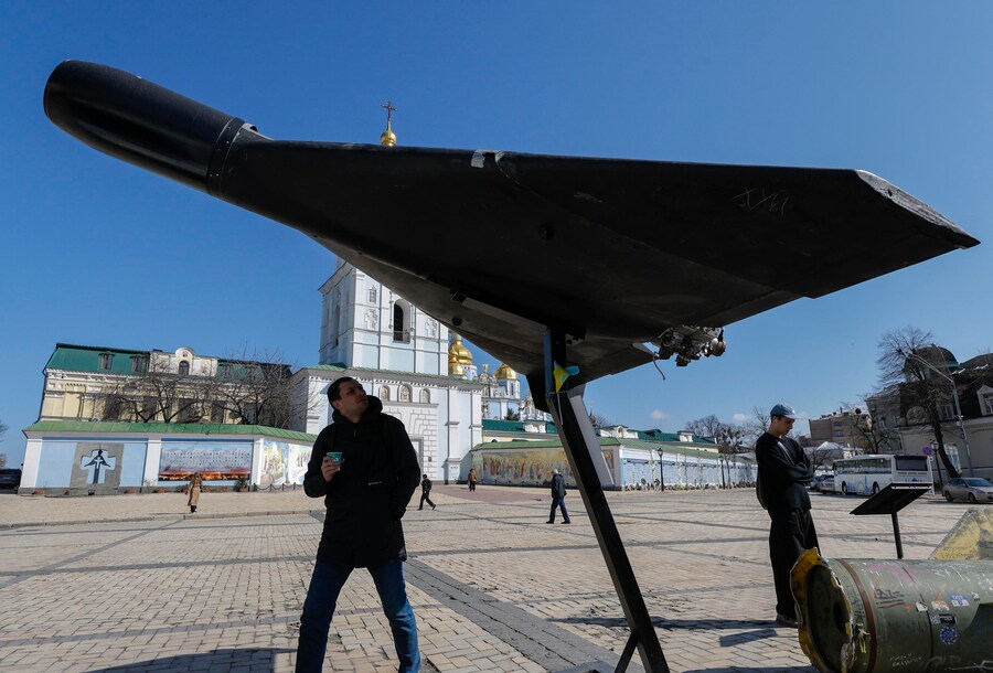 I resti di un drone da attacco russo «Geran-2», parte dell'equipaggiamento militare russo distrutto esposto a Kiev, in Ucraina, il 20 marzo 2026. (EPA)