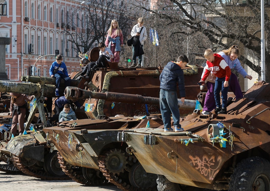 Alcuni bambini giocano sui veicoli da combattimento danneggiati esposti in una mostra dedicata alle attrezzature militari russe distrutte a Kiev, in Ucraina, il 20 marzo 2026. (EPA)