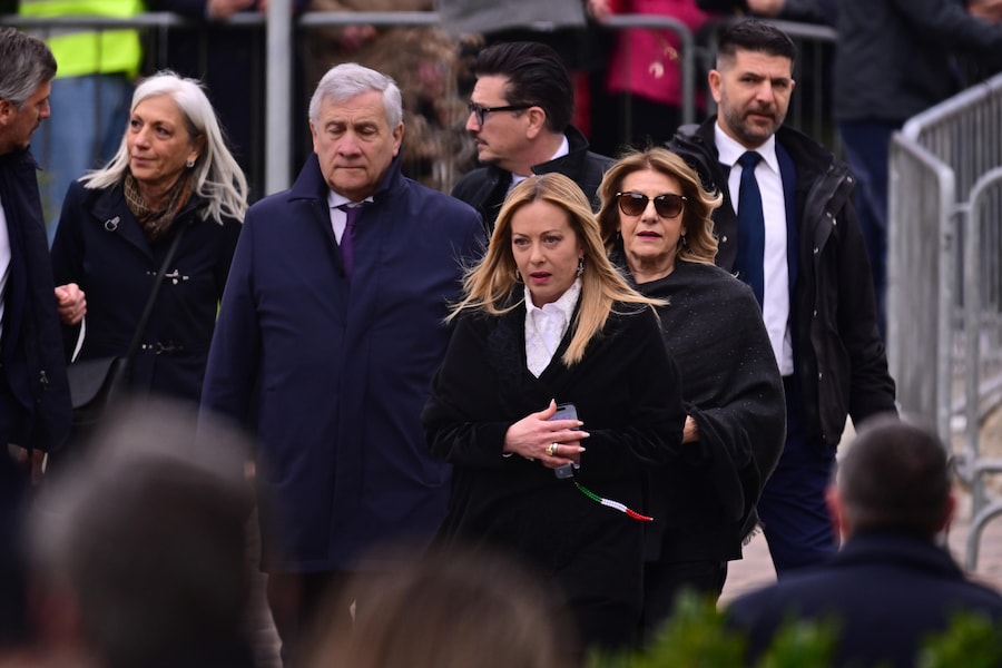La presidente del Consiglio Giorgia Meloni (al centro) e il vicepresidente del Consiglio e ministro degli Esteri Antonio Tajani partecipano ai funerali del fondatore della Lega Nord Umberto Bossi, a Pontida, il 22 marzo 2026. Il fondatore della Lega Nord è deceduto il 19 marzo 2026, all’età di 84 anni. (ANSA)