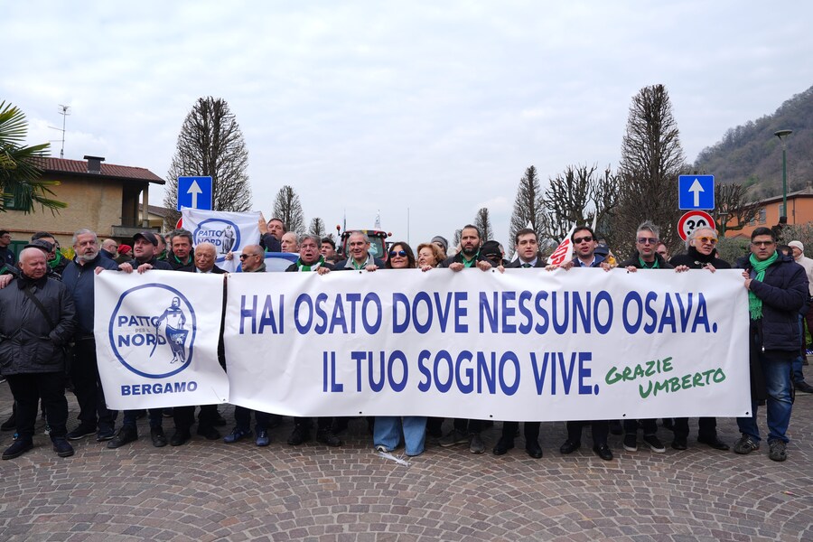 La folla al funerale di Umberto Bossi. (LAPRESSE)