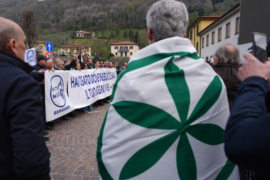 La folla al funerale di Umberto Bossi. (LAPRESSE)