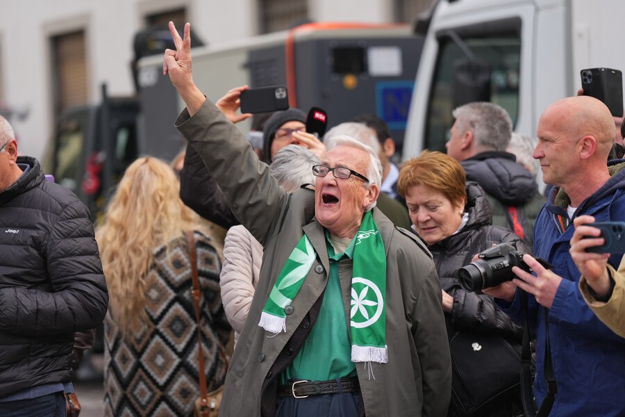 Mario Borghezio al funerale del fondatore della Lega Umberto Bossi presso l’abbazia San Giacomo di Pontida, Milano. (LAPRESSE)