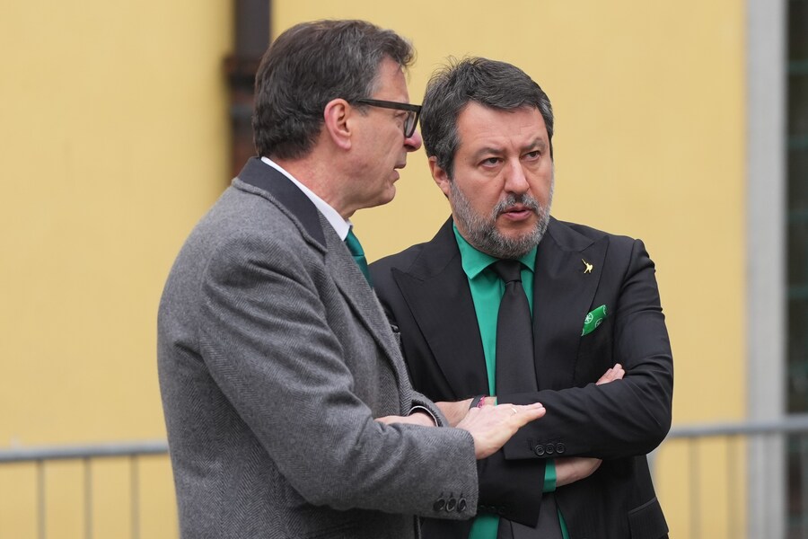 Giancarlo Giorgetti e Matteo Salvini al funerale del fondatore della Lega Umberto Bossi presso l’abbazia San Giacomo di Pontida. (LAPRESSE)