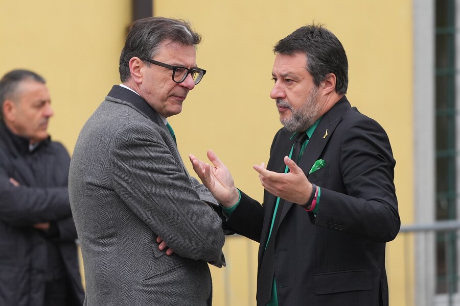 Giancarlo Giorgetti e Matteo Salvini al Funerale del fondatore della Lega Umberto Bossi presso l’abbazia San Giacomo di Pontida, Milano. (LAPRESSE)