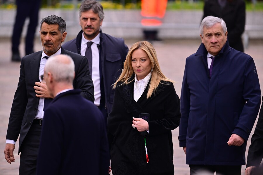 La presidente del Consiglio Giorgia Meloni (al centro) e il vicepresidente del Consiglio e ministro degli Esteri Antonio Tajani partecipano ai funerali del fondatore della Lega Nord Umberto Bossi, a Pontida, il 22 marzo 2026. Il fondatore della Lega Nord è deceduto il 19 marzo 2026, all’età di 84 anni. (ANSA)