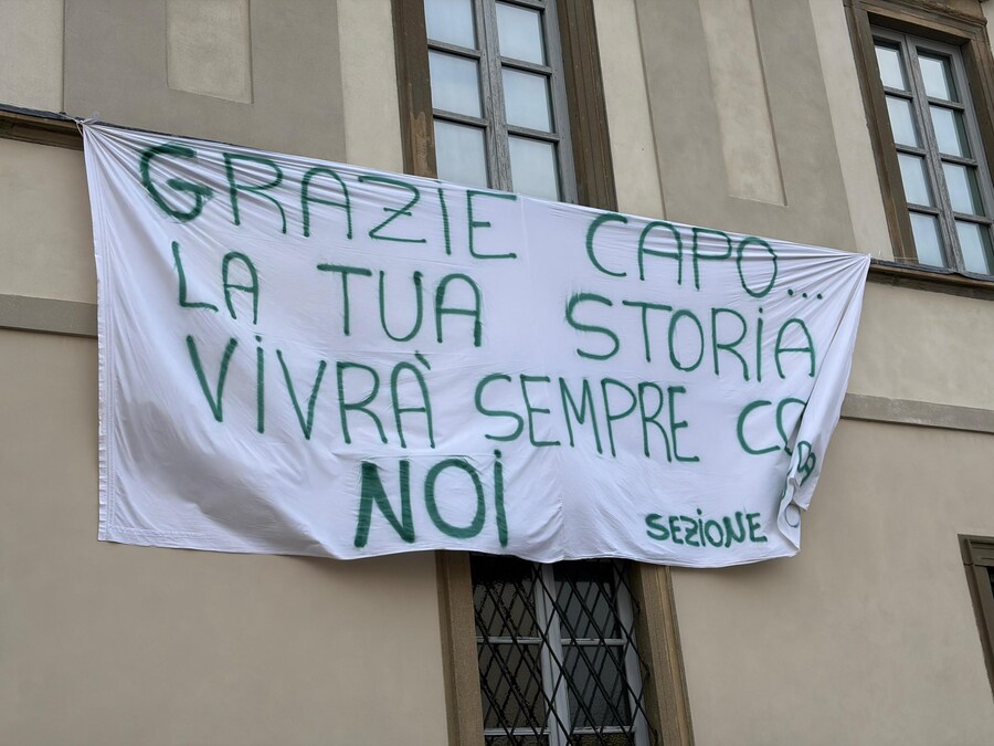 Sono già centinaia i militanti che stanno arrivando all'abbazia di San Giacomo dove alle 12 si terranno i funerali di Umberto Bossi, il leader della Lega scomparso a 84 anni, Pontida. (ANSA)